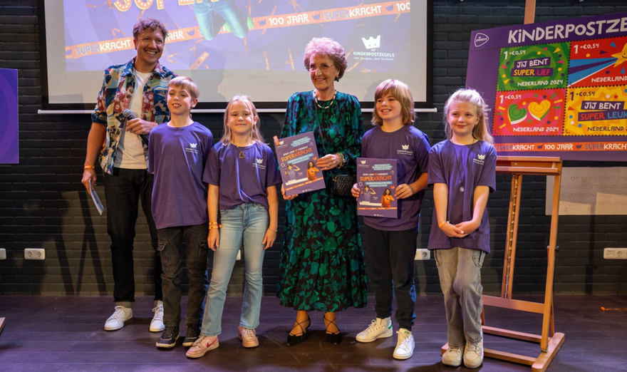 Kinderpostzegelactie 2024 van start: Prinses Margriet onthult interactieve jubileumzegel