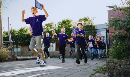 Thema kinderpostzegelactie 2026: Veilig opgroeien. Dat moet gewoon.